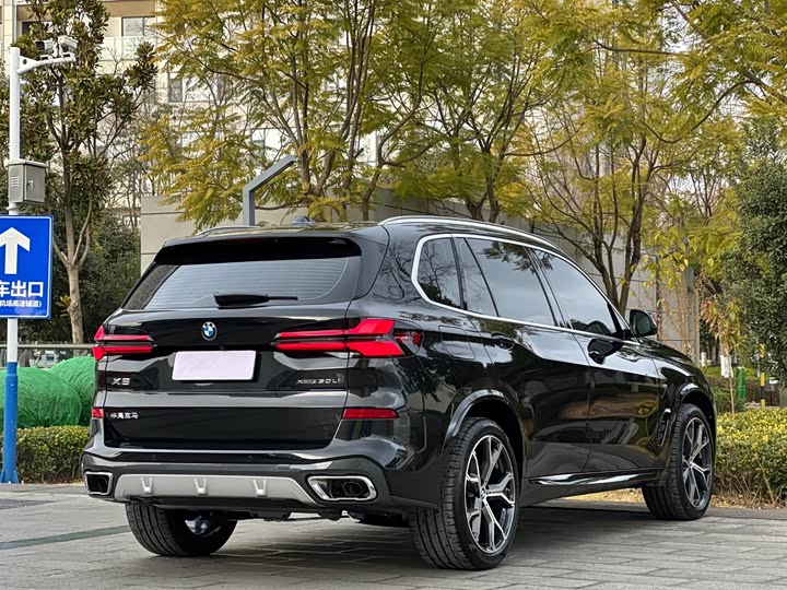 BMW X5 2025 2025款 xDrive 30Li 尊享型M运动曜夜套装