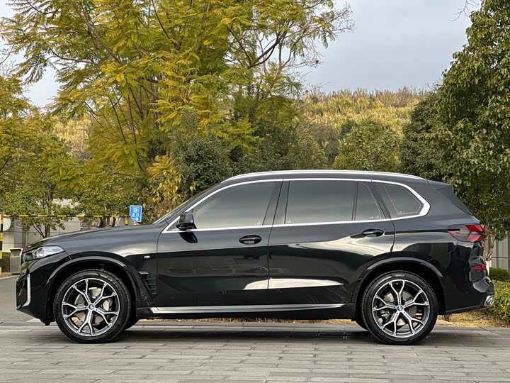 BMW X5 2025 2025款 xDrive 30Li 尊享型M运动曜夜套装