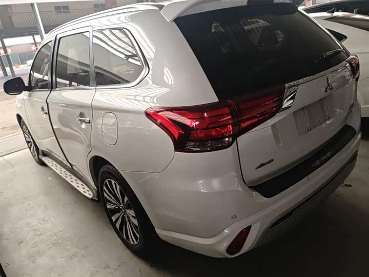 Mitsubishi Outlander 2021 2021款 2.4L 四驱致享版 7座