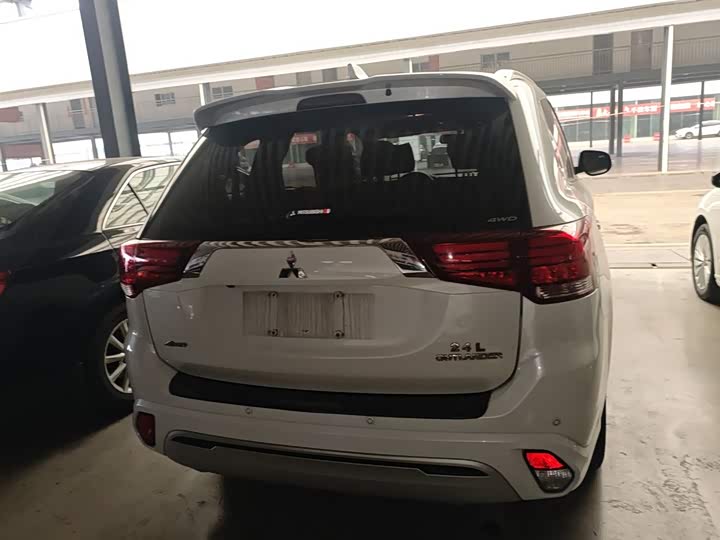 Mitsubishi Outlander 2021 2021款 2.4L 四驱致享版 7座