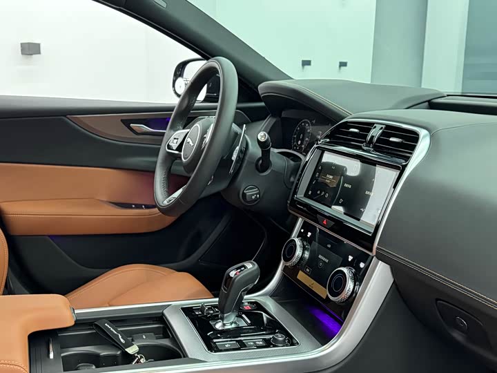 Jaguar XE L 2024 2024款 2.0T 250PS R-DYNAMIC S进取运动版