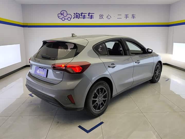 Ford Focus 2022 2022款 两厢 EcoBoost 180 自动竞速版