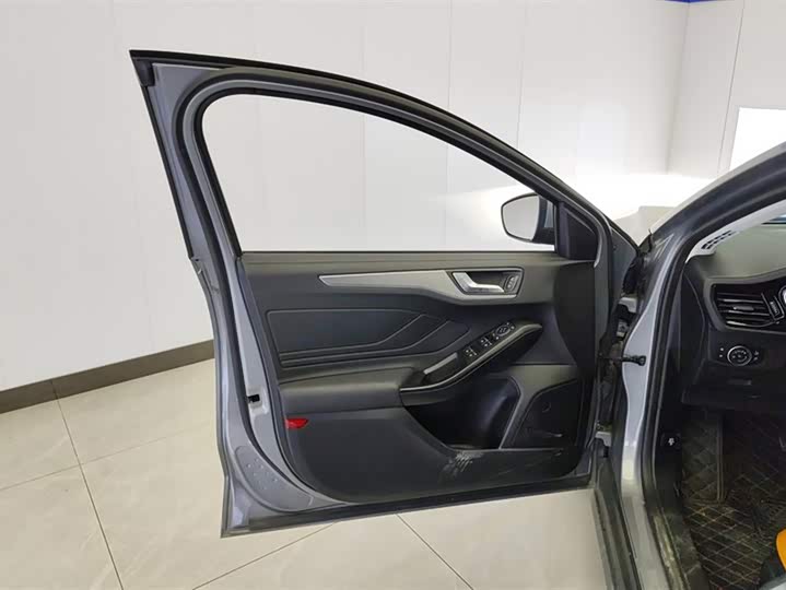 Ford Focus 2022 2022款 两厢 EcoBoost 180 自动竞速版