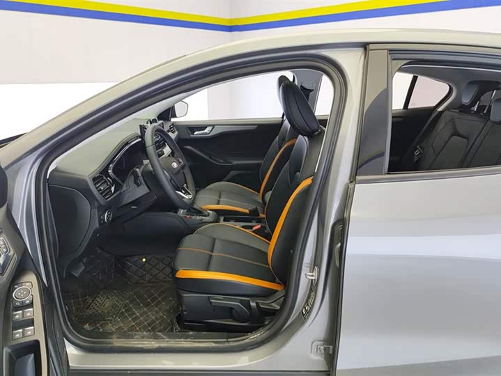 Ford Focus 2022 2022款 两厢 EcoBoost 180 自动竞速版