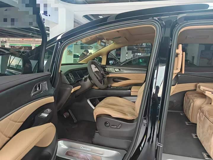 Denza D9 2025 2025款 DM-i 智驾版 1020 四驱尊荣型