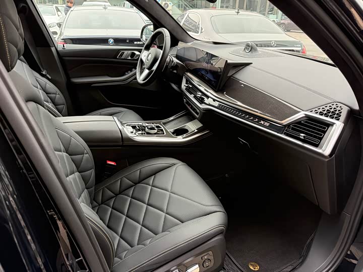 BMW X5 2024 2024款 xDrive 40Li 尊享型黑焰限量版