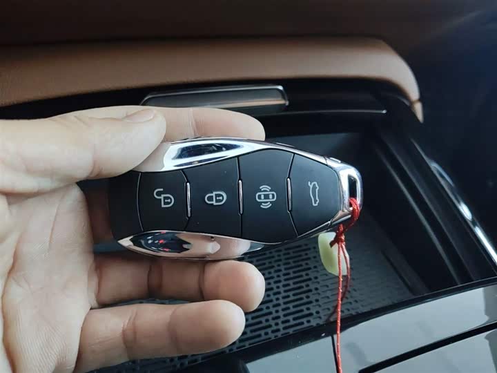 Hongqi H9 2025 2025款 2.0T 两驱旗享私享风尚版 5座