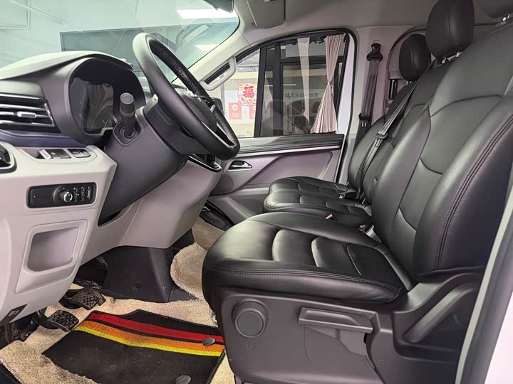 Maxus V70 2025 2025款 2.0T 手动短轴低顶精英版 5/6座（125Ps）