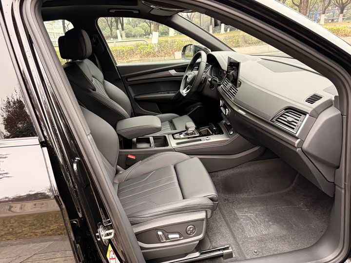 Audi Q5L 2026 2026款 45周年典藏版 40 TFSI 豪华动感型