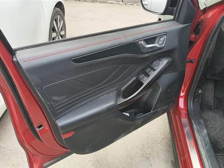 Ford Focus 2022 2022款 两厢 EcoBoost 180 自动ST Line