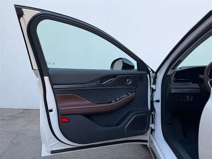 Lincoln Z (Zephyr) 2025 2025款 2.0T 尊逸混动版