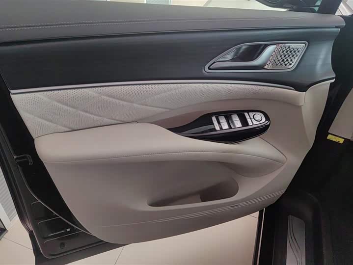 Denza D9 2025 2025款 DM-i 智驾版 1020 四驱旗舰型