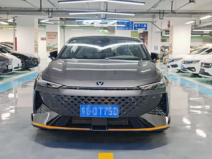 Changan UNI-V 2025 2025款 1.5T 500Bar尊贵运动型