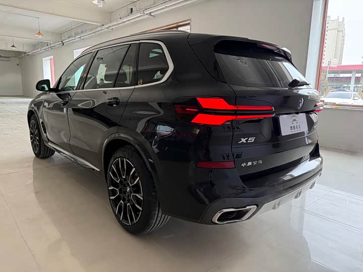 BMW X5 2025 2025款 xDrive 40Li 尊享型M运动曜夜套装