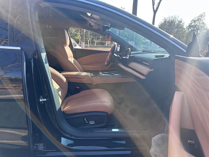 Geely Galaxy Starshine 8 EM-i 2025 2025款 60km EM-i 豪华版