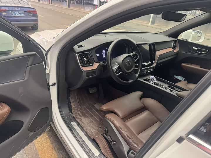 Volvo XC60 Hybrid 2025 2025款 插电式混动 长续航四驱智远豪华版