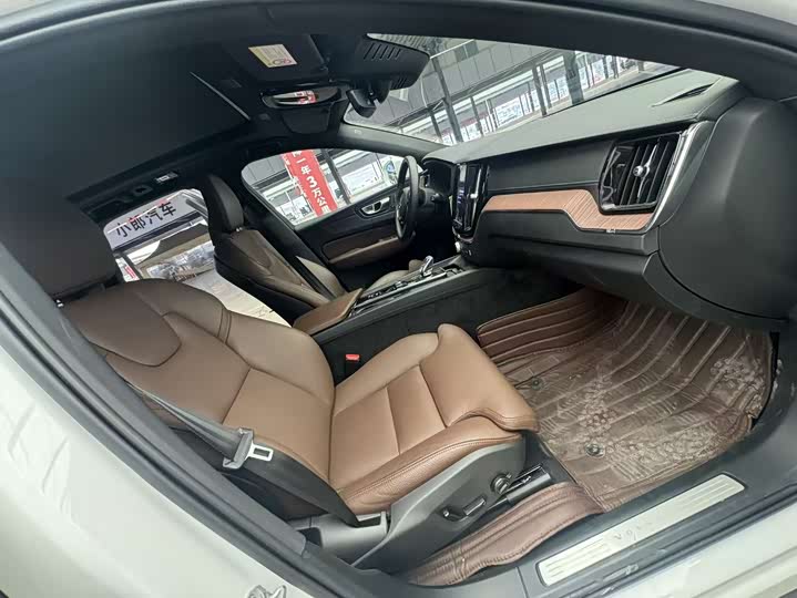 Volvo XC60 Hybrid 2025 2025款 插电式混动 长续航四驱智远豪华版