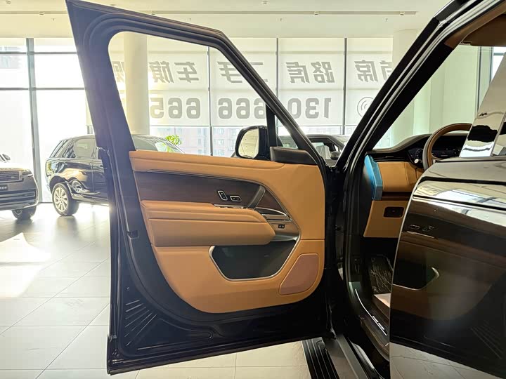 Land Rover Range Rover 2025 2025款 3.0 L6 400PS 创世加长版