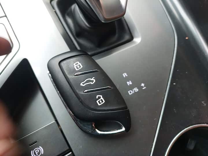 Roewe RX5 2023 2023款 1.5T 尊荣滑屏版