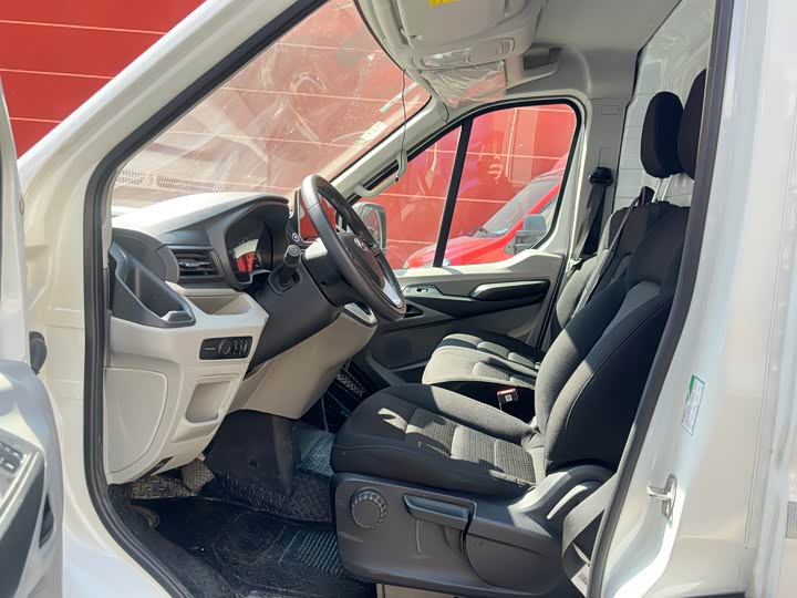 Maxus V90 2022 2022款 2.0T自动VAN后驱加长轴高顶后双胎3座