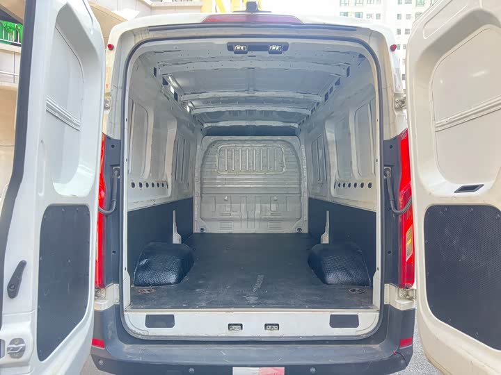 Maxus V90 2022 2022款 2.0T自动VAN后驱加长轴高顶后双胎3座