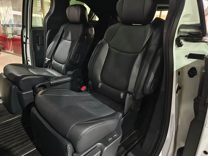 Toyota Granvia 2026 2026款 2.5L混动 尊贵PLUS版