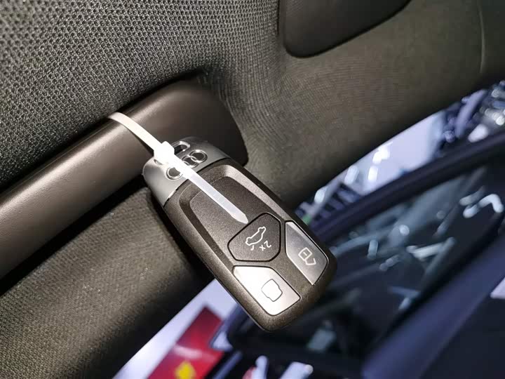 Audi A4L 2025 2025款 200万辆悦享版 40 TFSI 豪华动感型