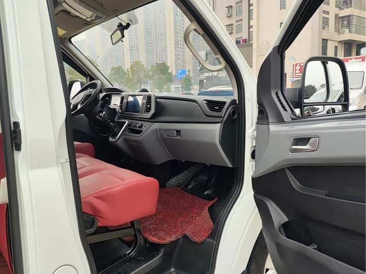 Maxus V80 2025 2025款 PRO商旅 6MT 长轴中顶 9座三排 非营运