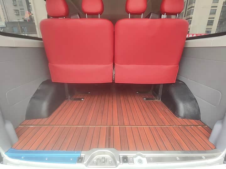 Maxus V80 2025 2025款 PRO商旅 6MT 长轴中顶 9座三排 非营运