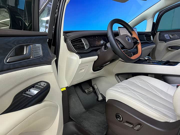 Denza D9 2025 2025款 DM-i 智驾版 1020 四驱尊享型