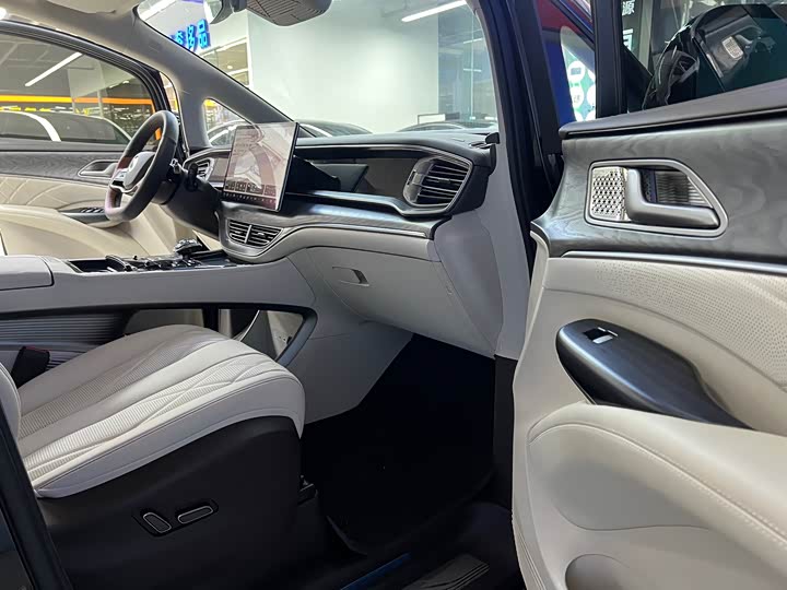 Denza D9 2025 2025款 DM-i 智驾版 1020 四驱尊享型