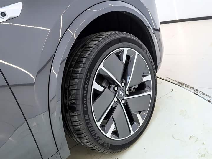 LiXiang L8 2025 2025款 Ultra 智能焕新版