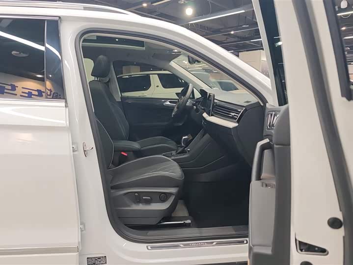 Volkswagen Tiguan L Pro 2025 2025款 出众款 330TSI 自动两驱R-Line龙耀版