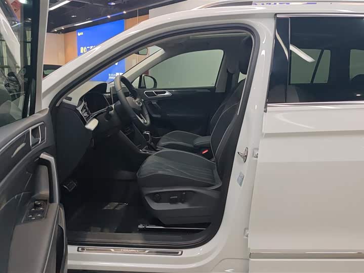 Volkswagen Tiguan L Pro 2025 2025款 出众款 330TSI 自动两驱R-Line龙耀版
