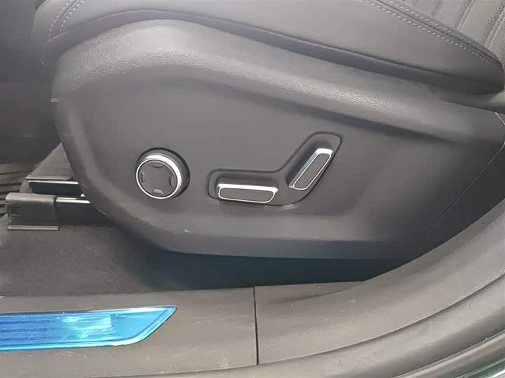 Geely Monjaro 2025 2025款 东方曜 2.0TD 自动四驱望月版