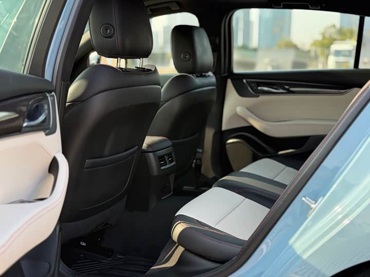 Cadillac CT5 2025 2025款 28T 赛道性能版+巅峰赛道选装包