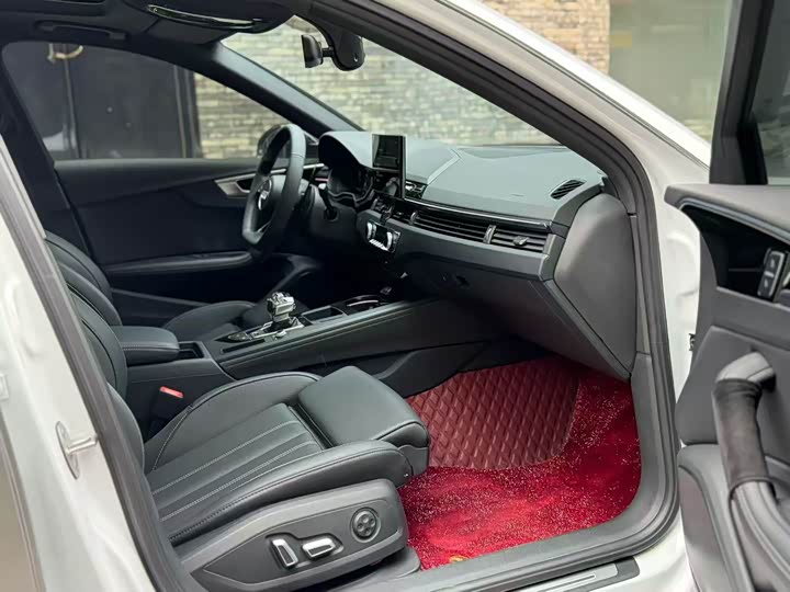 Audi A4L 2025 2025款 200万辆悦享版 40 TFSI 豪华动感型