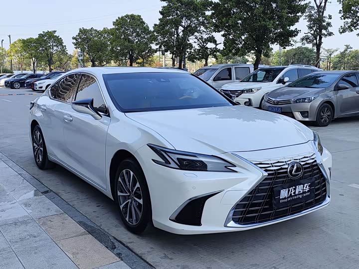 2025 Lexus ES