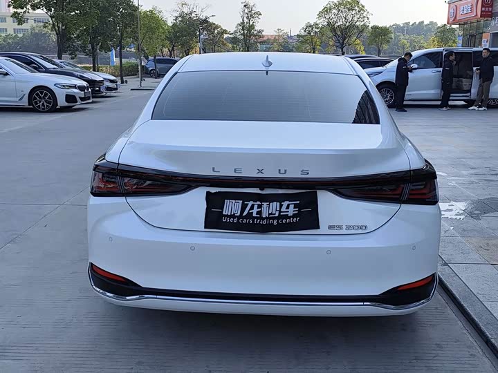 2025 Lexus ES