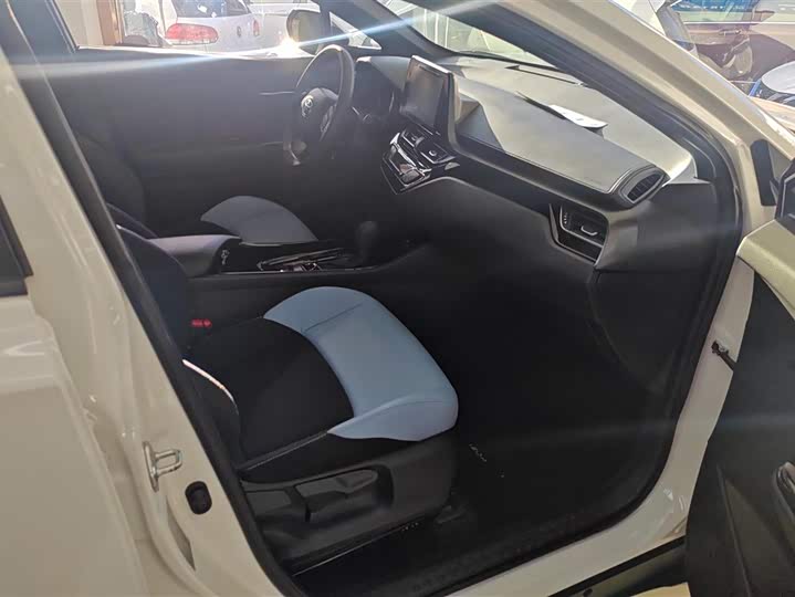 Toyota Izoa 2021 2021款 双擎 2.0L 奕享版