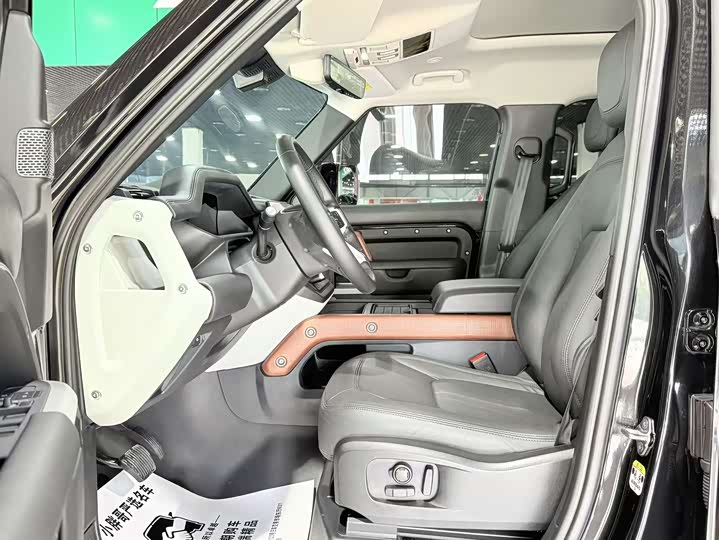 Land Rover Defender 2024 2024款 110 3.0T P400 暗黑特别版