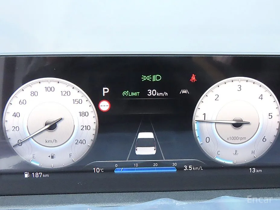 Hyundai Staria 2021 4WD Lounge 9-Seater