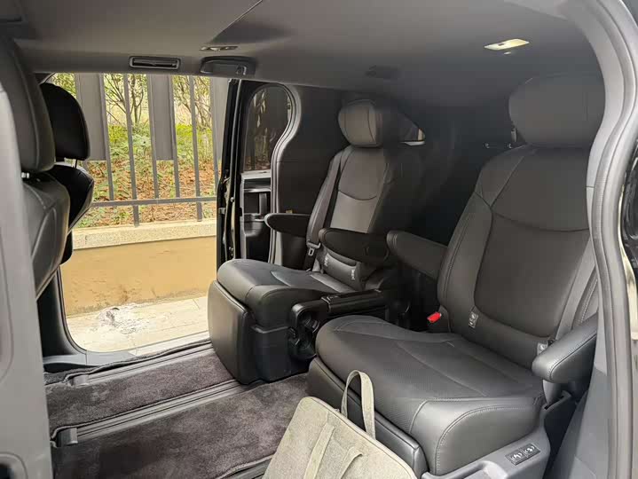 Toyota Sienna 2024 2024款 2.5L混动 四驱尊贵版