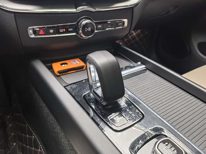 Volvo XC60 2026 2026款 B5 四驱智逸豪华版