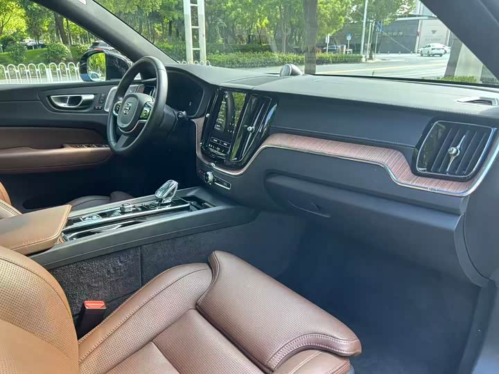 Volvo XC60 Hybrid 2025 2025款 插电式混动 长续航四驱智雅豪华版