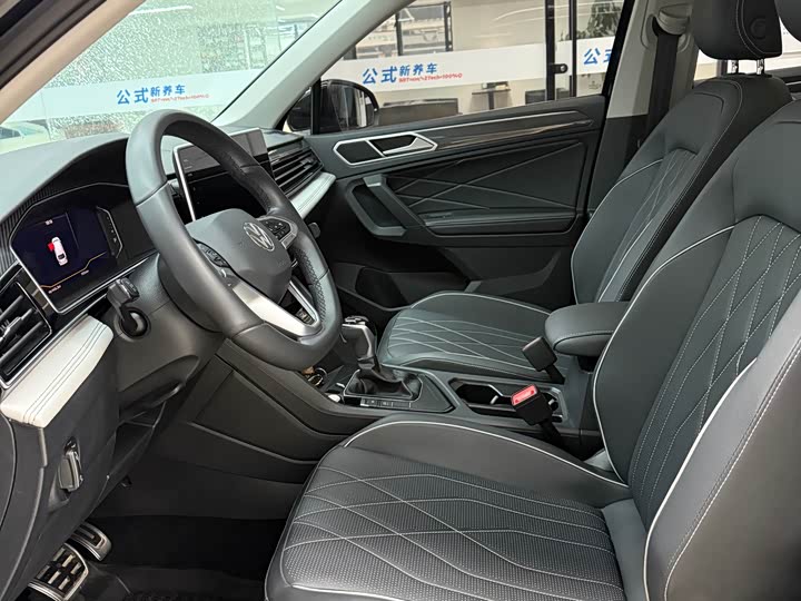 Volkswagen Tiguan L Pro 2025 2025款 出众款 330TSI 自动两驱R-Line龙耀版