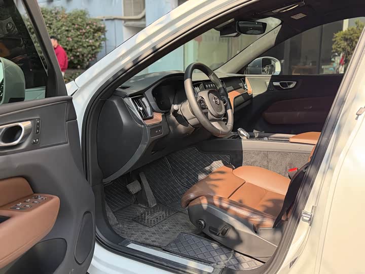 Volvo XC60 Hybrid 2025 2025款 插电式混动 长续航四驱智远豪华版