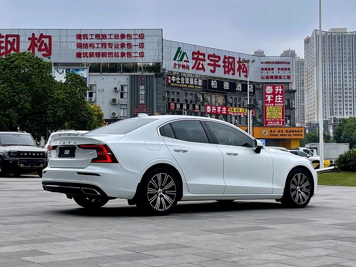 Volvo S60 Hybrid 2022 2022款 改款 T8 E驱混动 四驱智逸豪华版