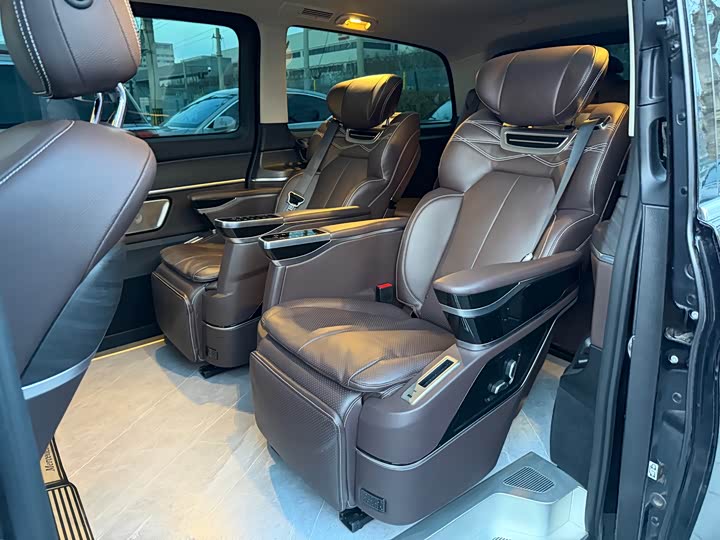 Mercedes-Benz V-Class 2024 2024款 V 300 L 长轴距尊贵版
