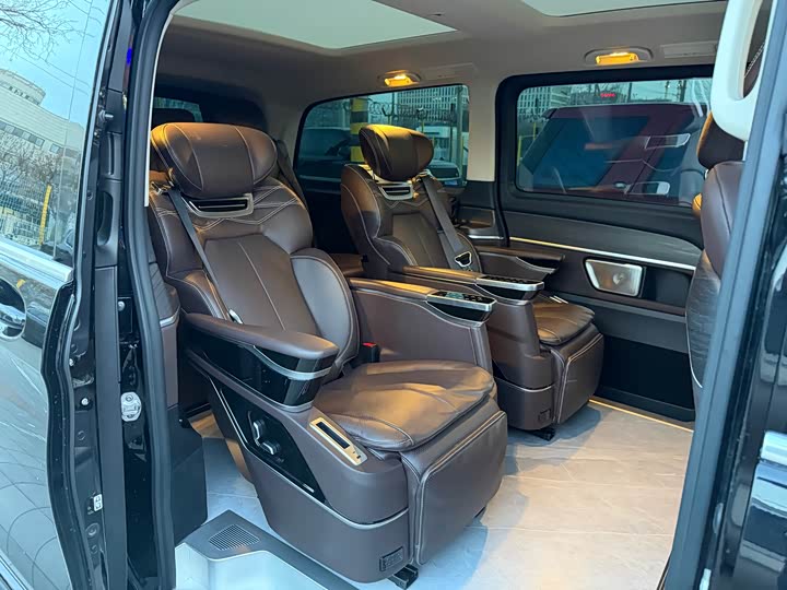 Mercedes-Benz V-Class 2024 2024款 V 300 L 长轴距尊贵版